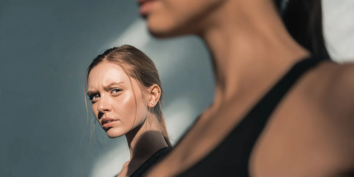 Facial femininity of potential rivals predicts jealousy in both heterosexual and lesbian women