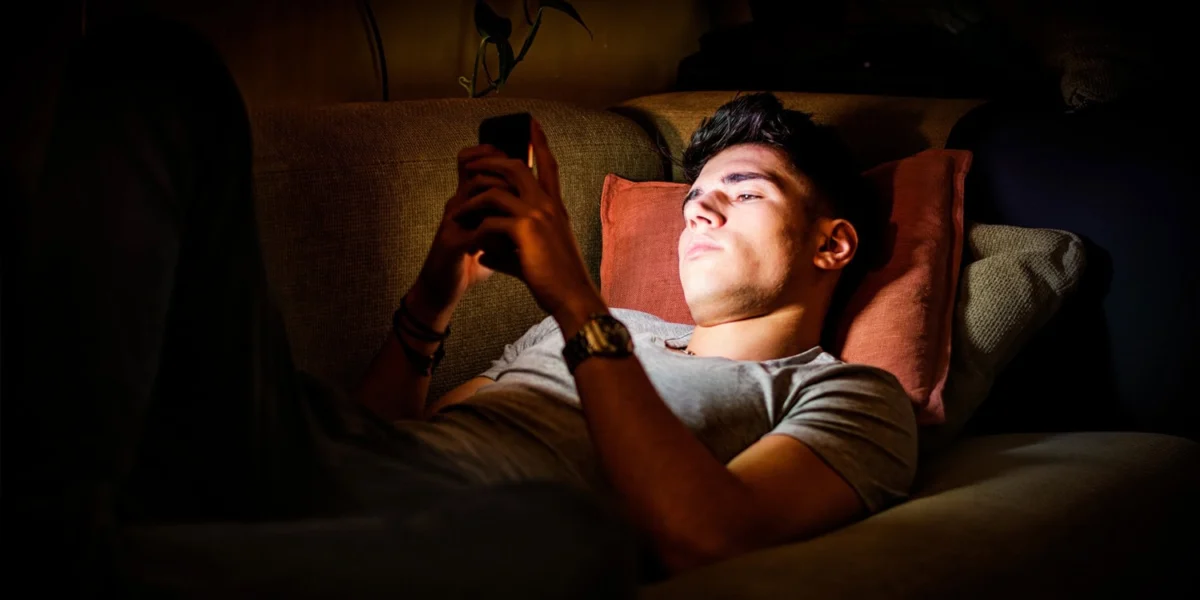 Massive analysis of longitudinal data links social media to poorer youth mental health