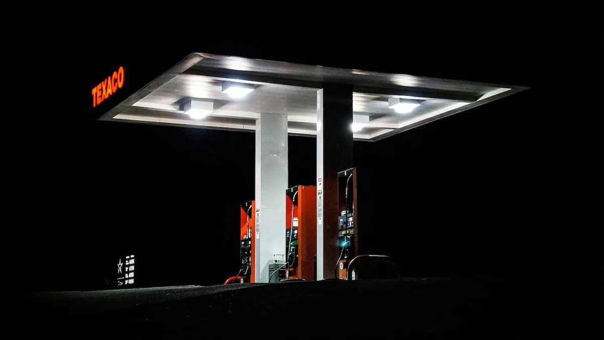 Oil Prices Plummet Amid Conflicting Statements on US-Iran Talks, Sparking Market Volatility