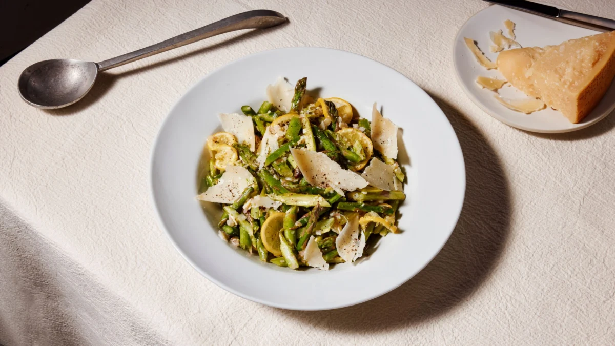 Innovative Culinary Techniques Transform Seasonal Asparagus Through the Rise of Minimalist Smashed Vegetable Preparations