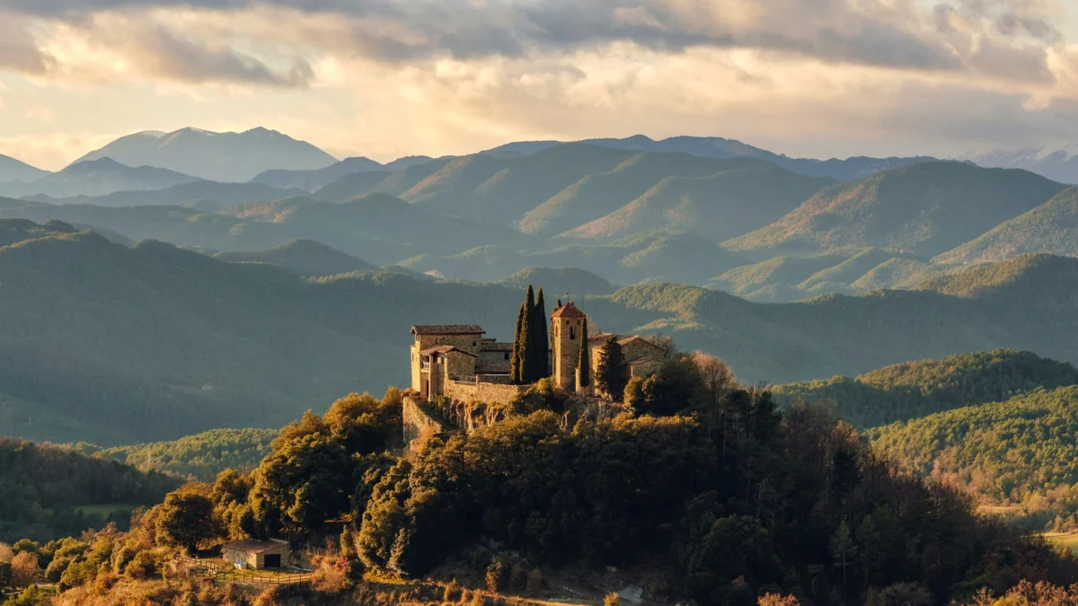 The Global Evolution of Architectural Tourism: A Comprehensive Survey of Unique Short-Term Rental Destinations
