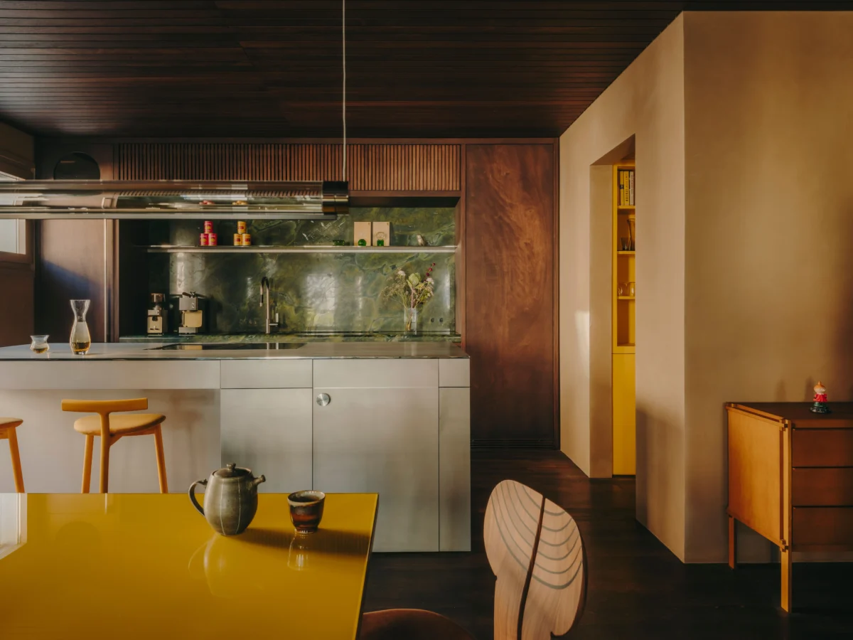 A Cinematic Transformation: How a Munich Townhouse Reimagines 1970s South American Aesthetics Through Dark Wood and Sculptural Design