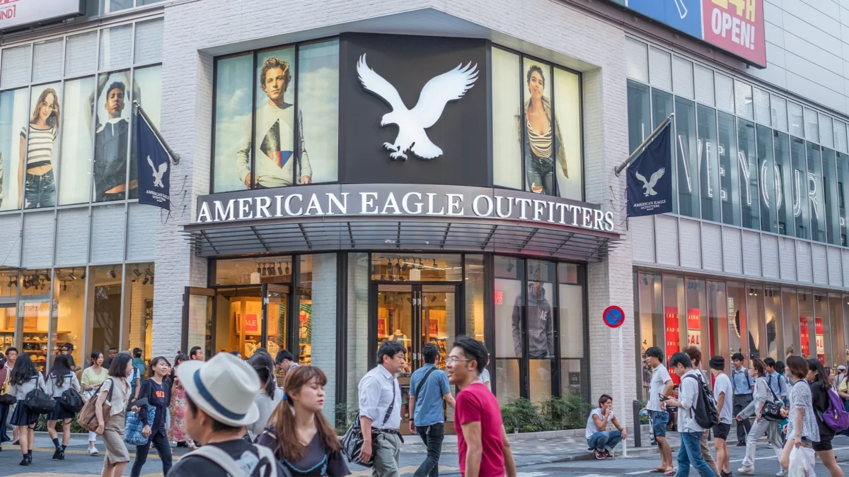 Apparel Retailers Issue Bleak Annual Forecasts as Consumer Spending Cools Amid Economic Headwinds