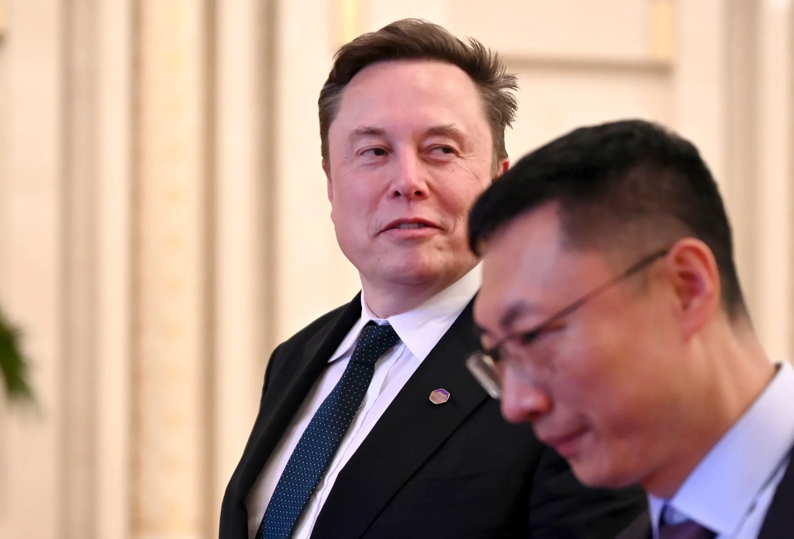 Elon Musk Targets Mukesh Ambani as Starlink’s India Launch Stalls Amid Regulatory and Political Friction