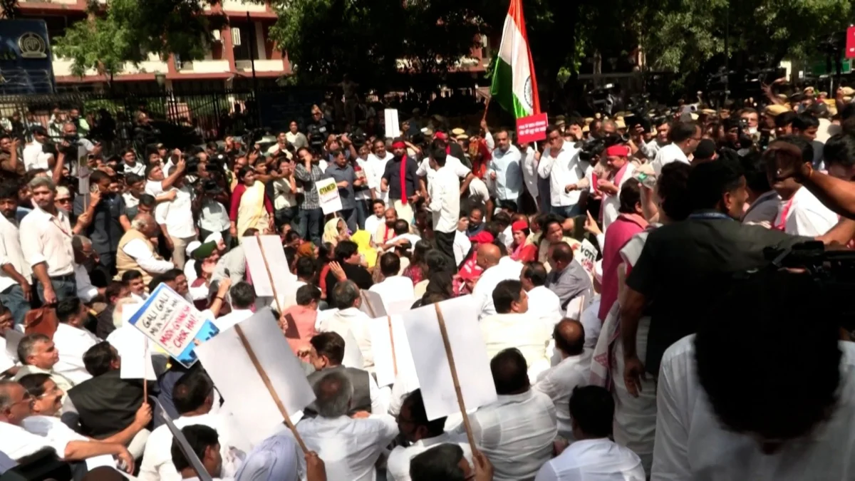 Indian Police Detain Opposition Leaders During High-Stakes Protest Outside Election Commission in New Delhi Over Alleged Voter List Irregularities